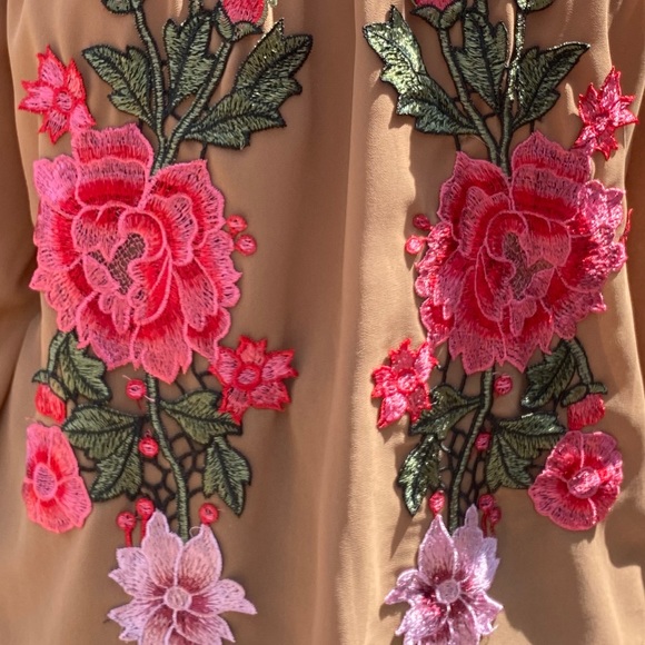 Chiffon goddess blouse with elastic neckline and embroidered floral details - Picture 4 of 5